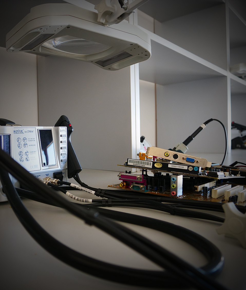Sala de laboratorio con una estación de soldadura y algunas placas electrónicas