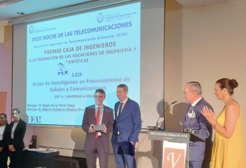 Nuestro compañero Ángel de la Torre recoge el premio Recogida del premio
