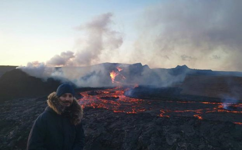 Manuel Titos ante un volcán